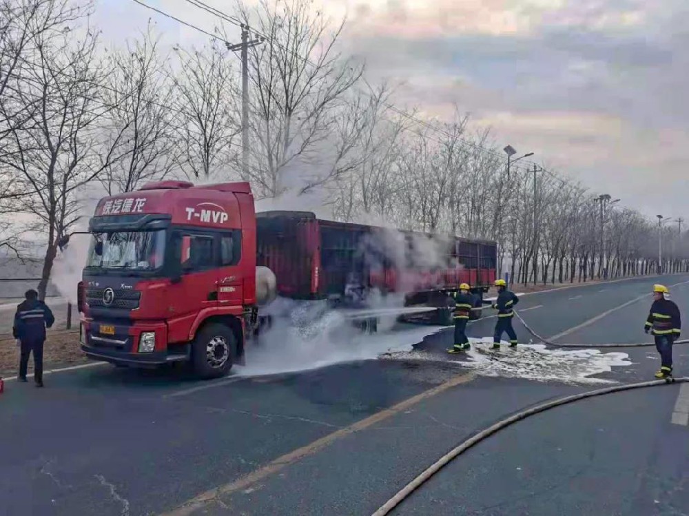 公司消防隊(duì)成功處置一起廠區(qū)外半掛貨車突發(fā)起火事件